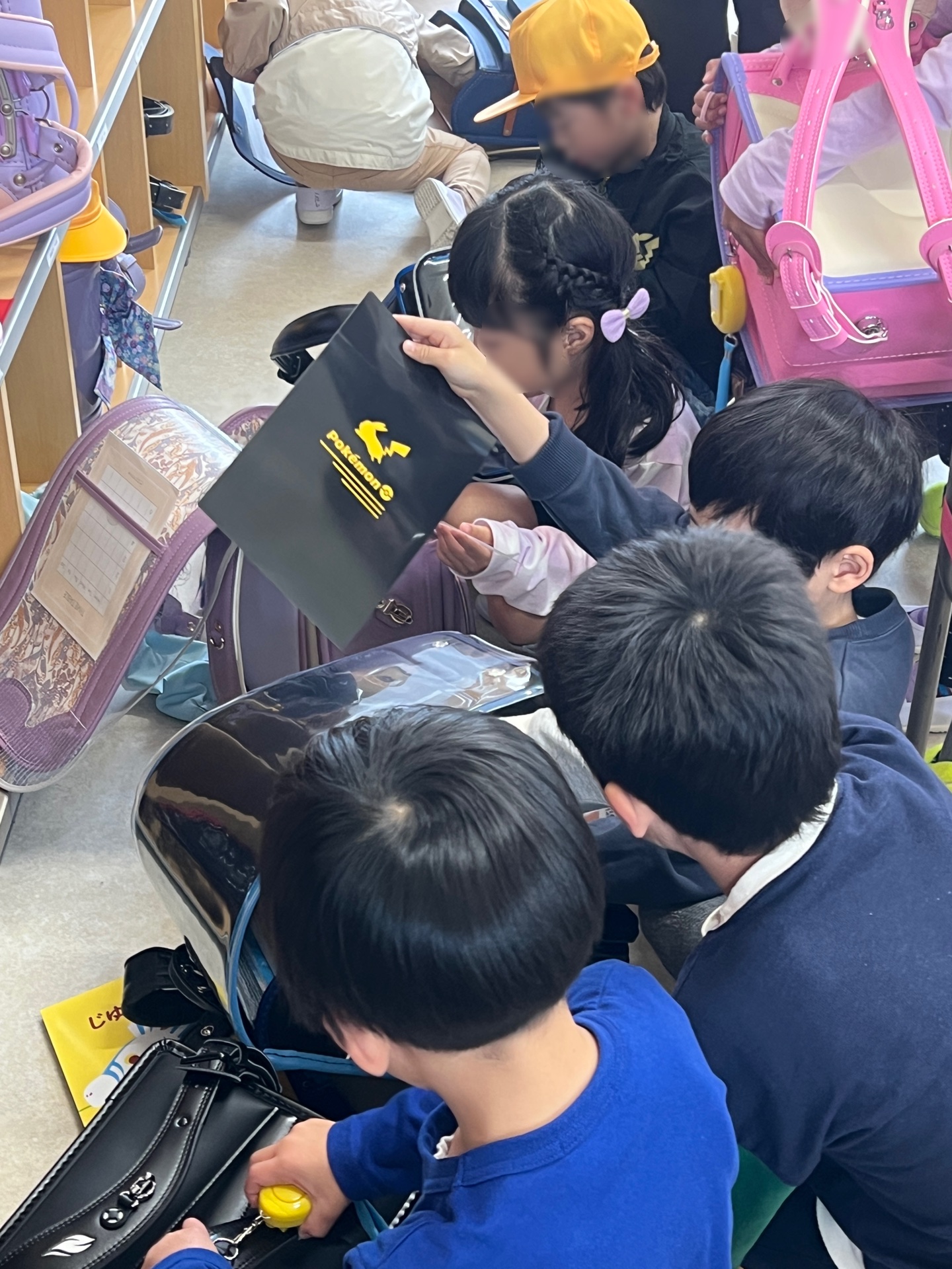 登校後、ランドセルを片付ける