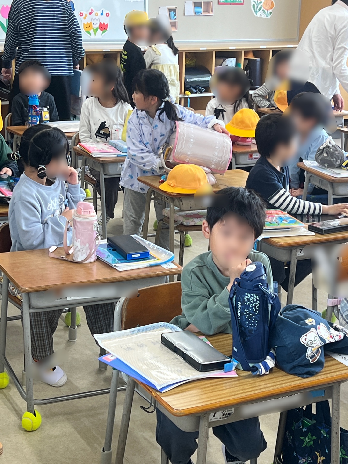 座って待っています