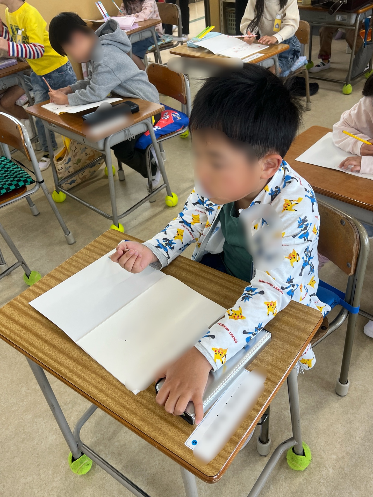 字の練習をする姿も