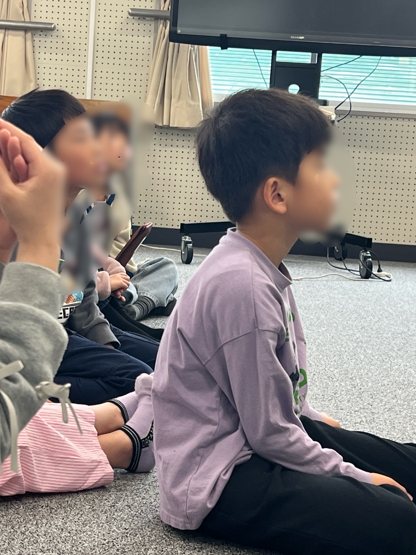 演奏に聞き入る姿