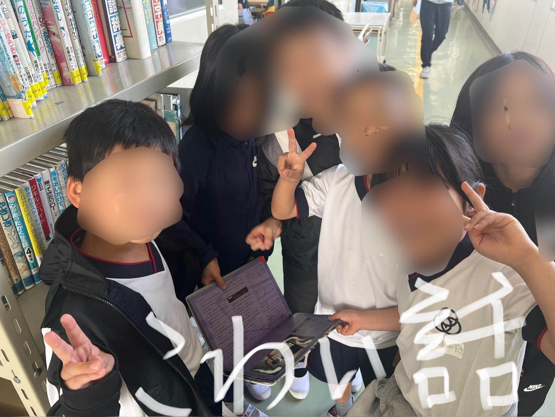 休み時間は、なにやら怖い話を読んでいます