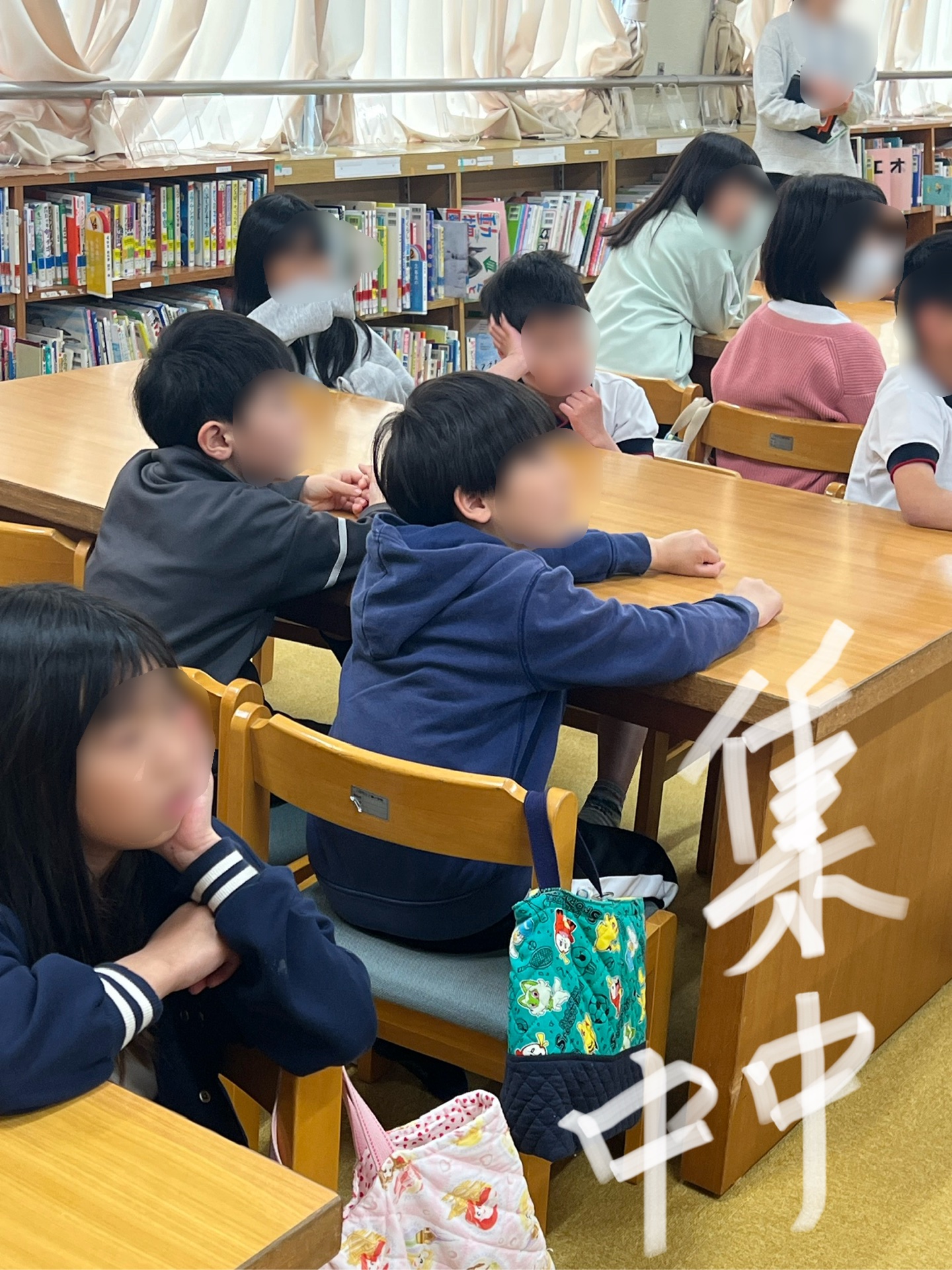 読み聞かせに集中中