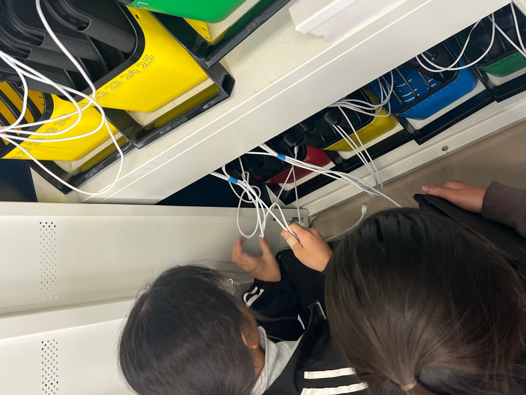 丁寧にコードを刺します