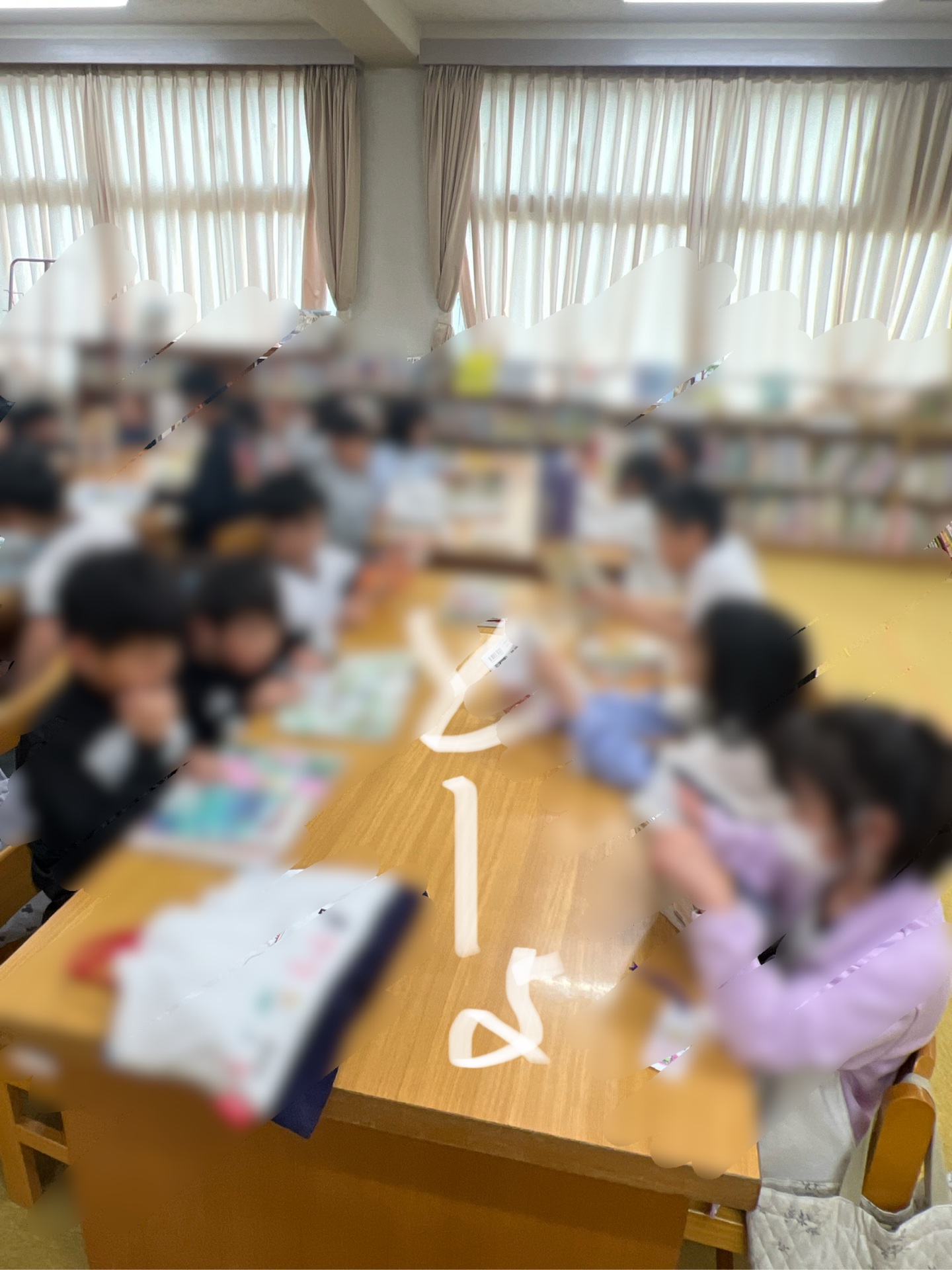 そしてこちらは、図書室で読書