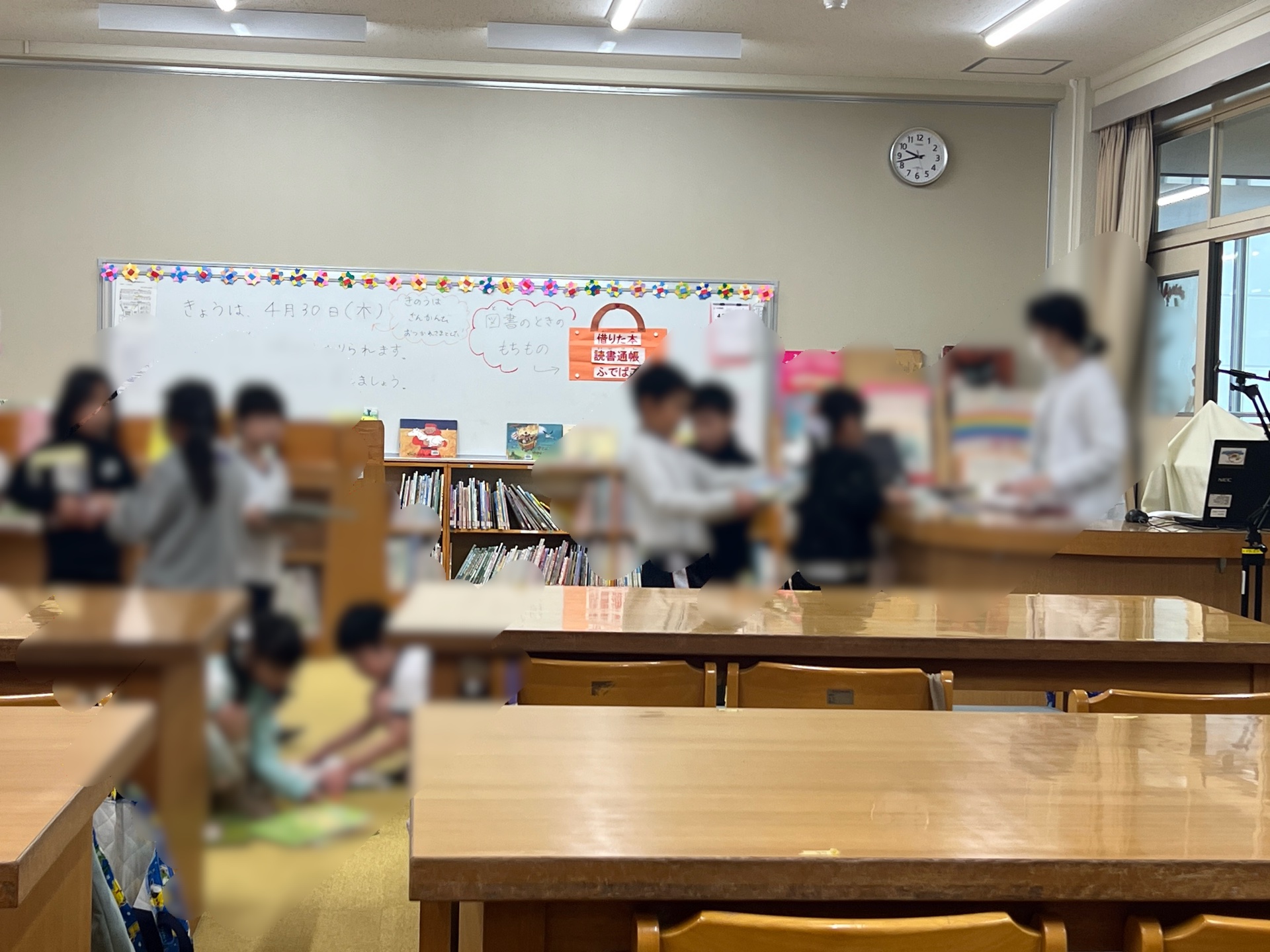 借りてた本の返却で並んでいます