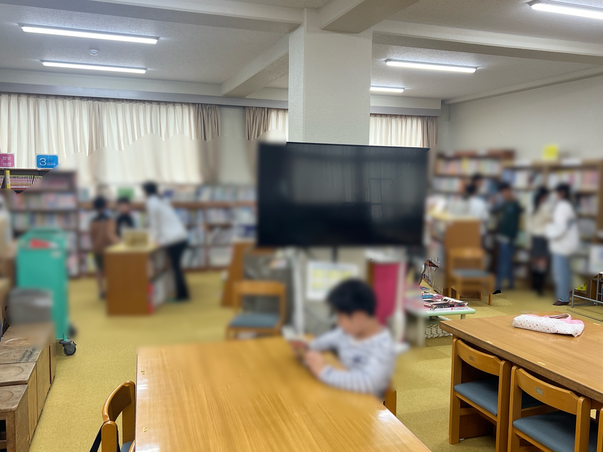 大賑わいの図書室です