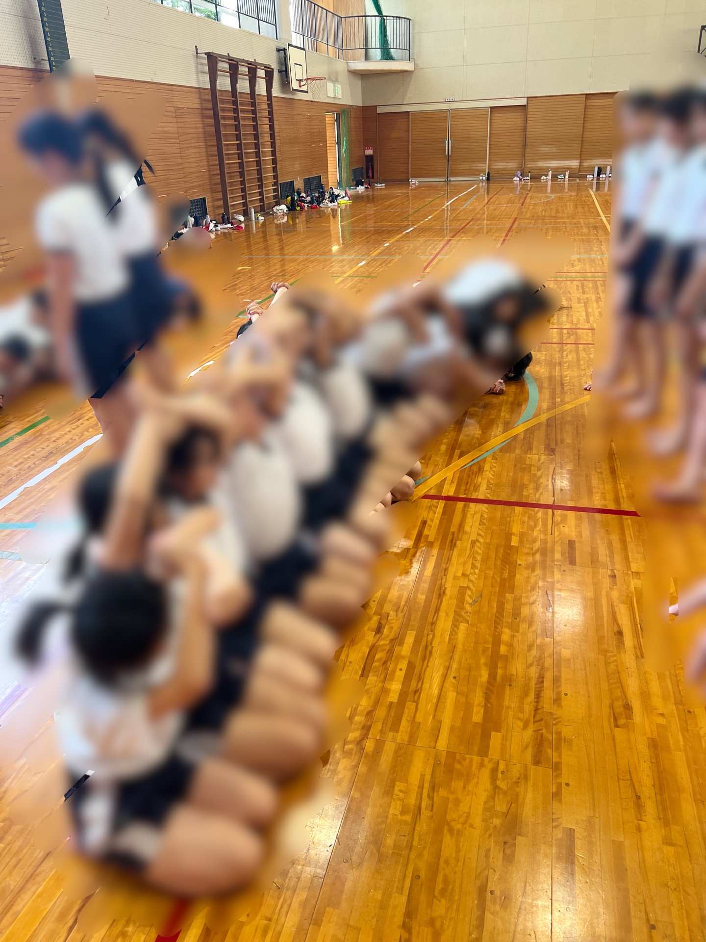 教え合う姿
