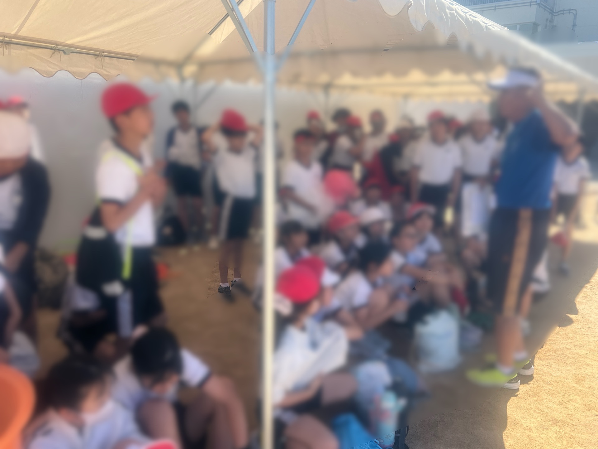 開会前に気合いを入れる6年生