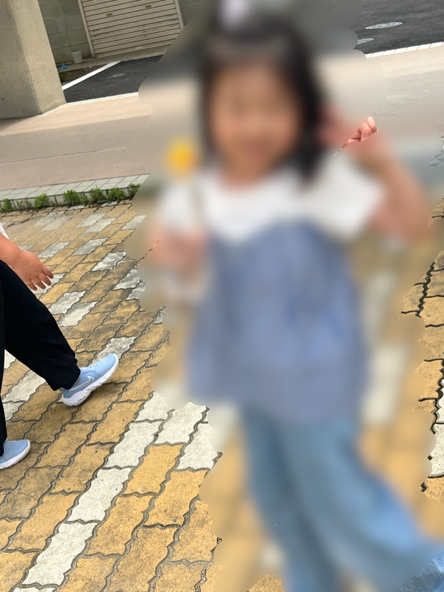水やりペットボトルとポーズ