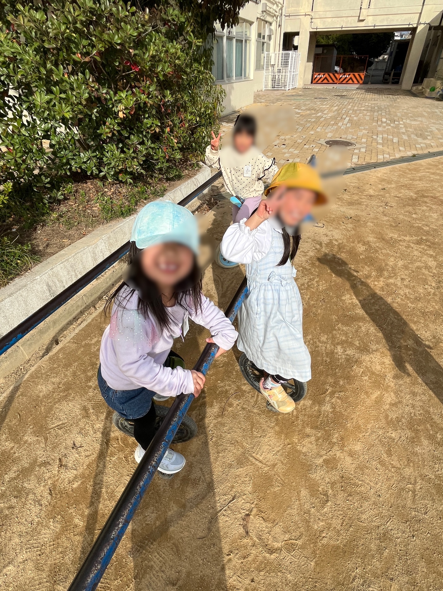 天気が良くなると一輪車隊がスキルアップに励みだすんです