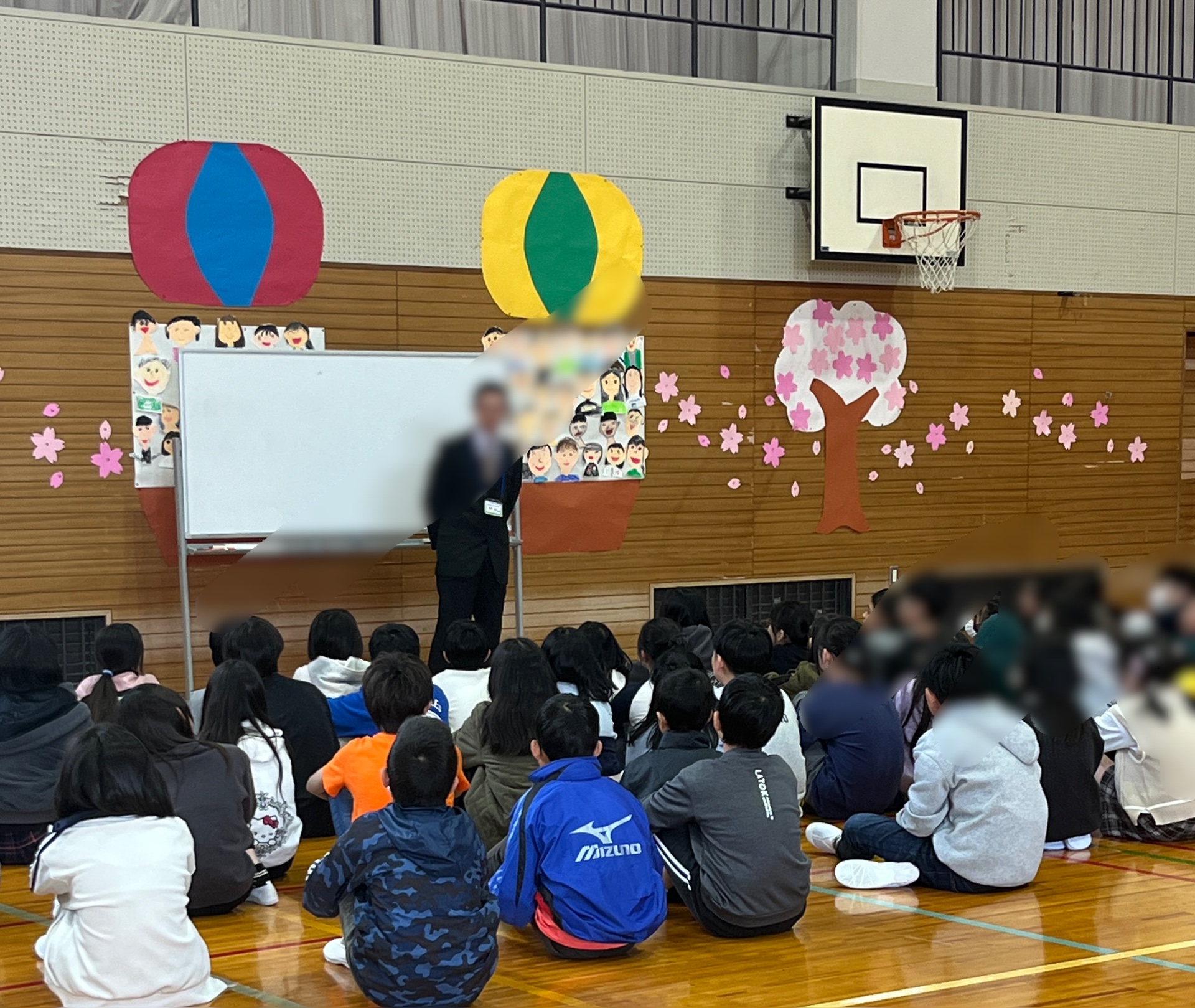 始業式のあとは各学年で集まって、学年開き