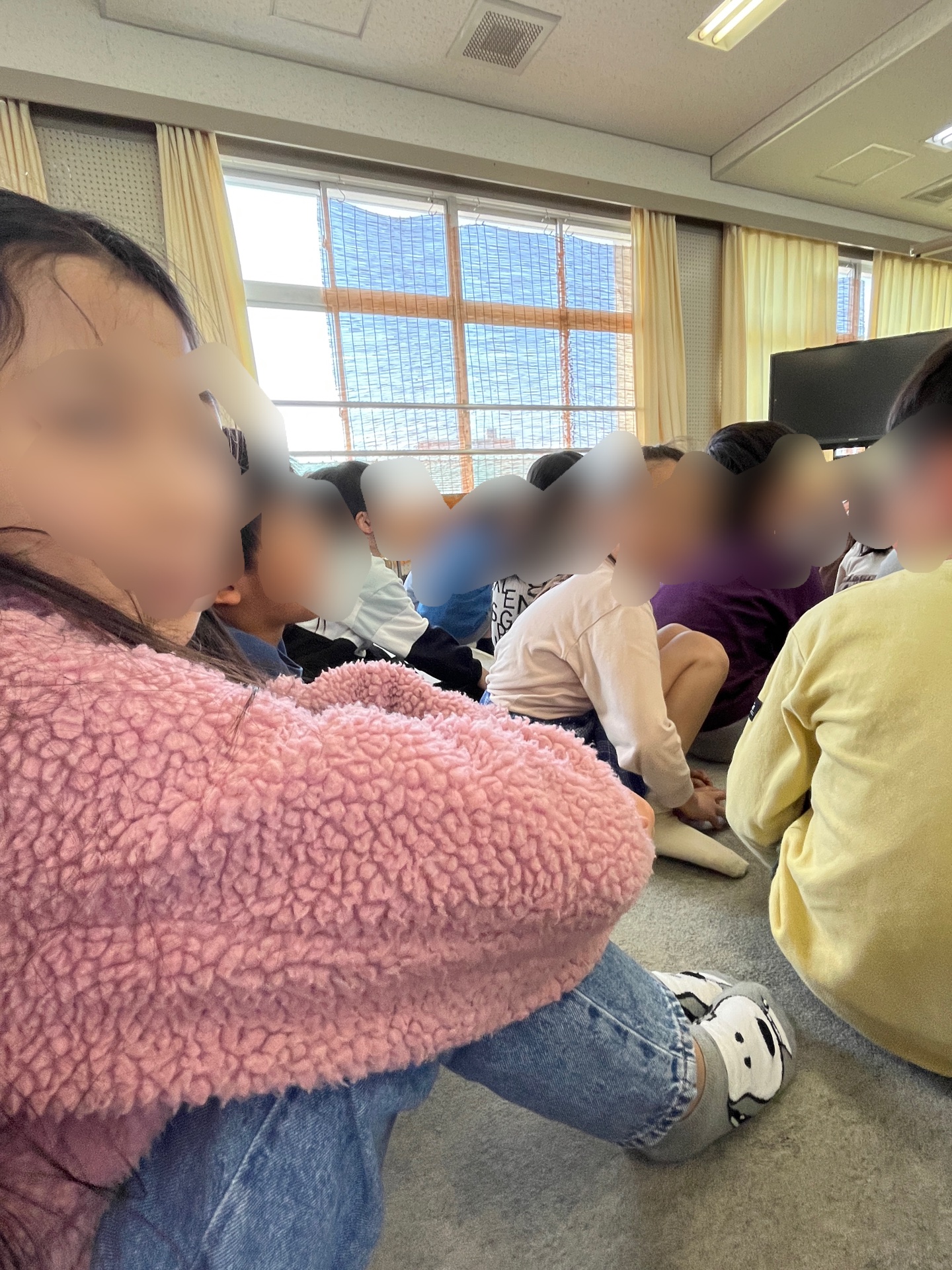 学年の先生紹介をにっこにこしながら聞く3年生