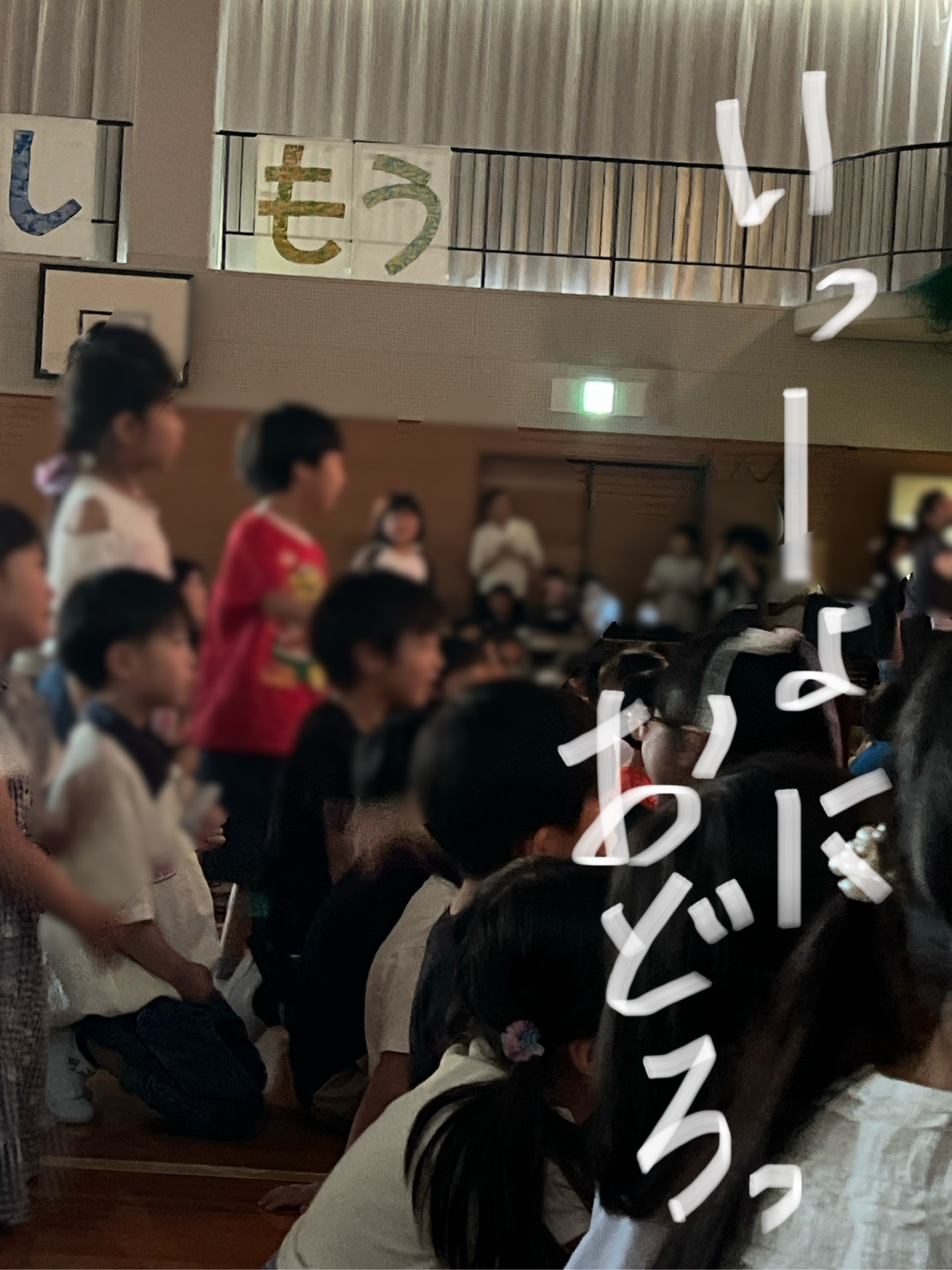 一緒に踊ろうって声を掛けられ、一緒に踊る1年生