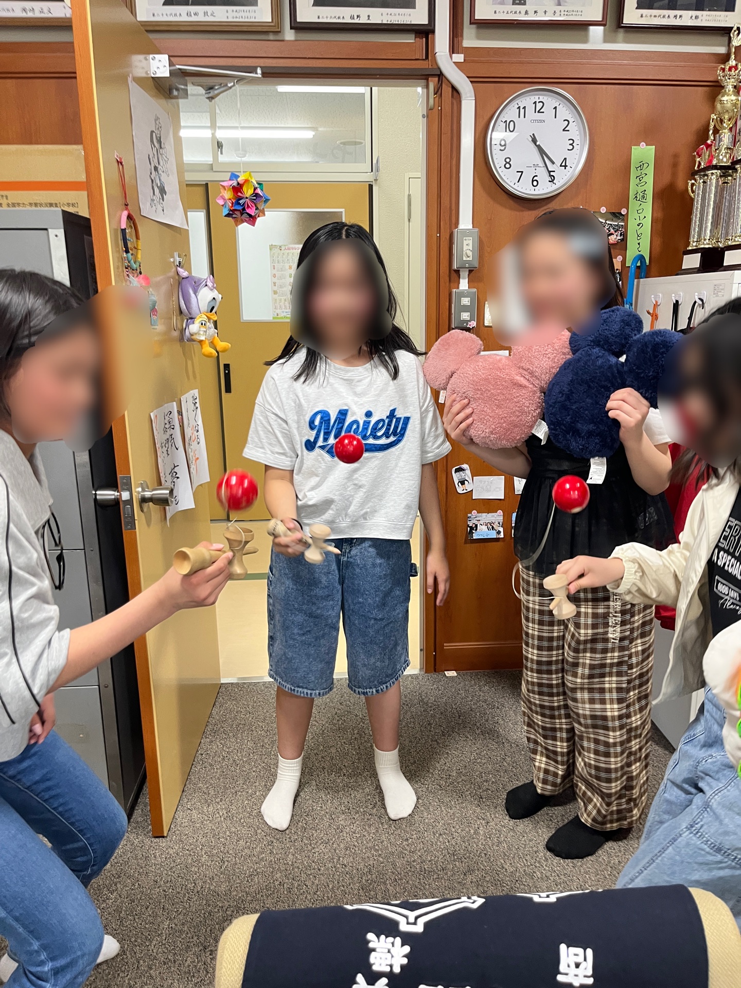 けん玉修業に訪れた6年生