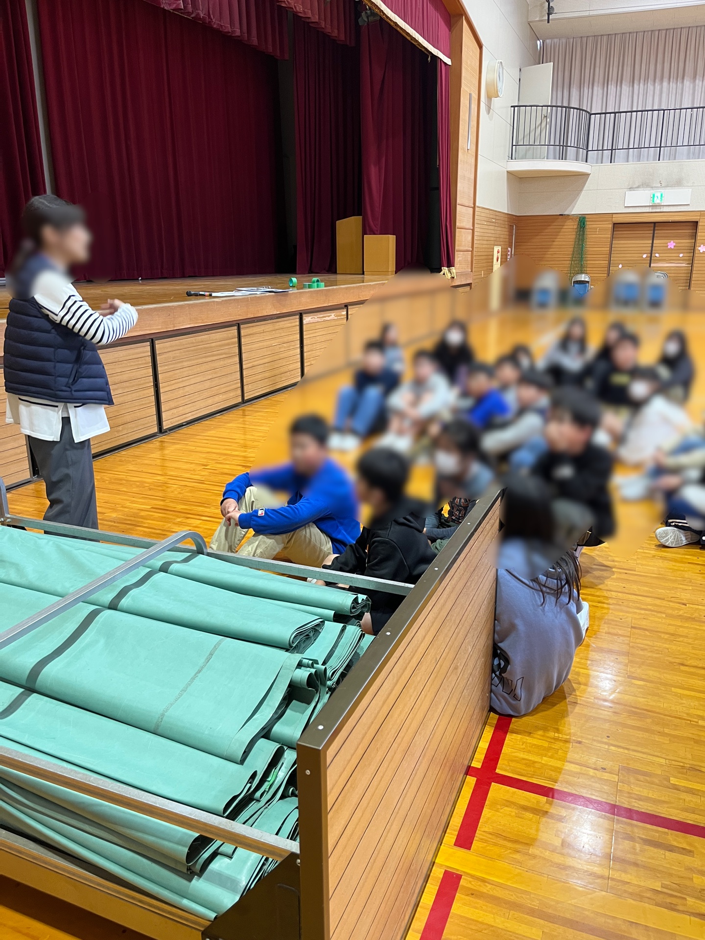 会場設営の指示を聞く6年生