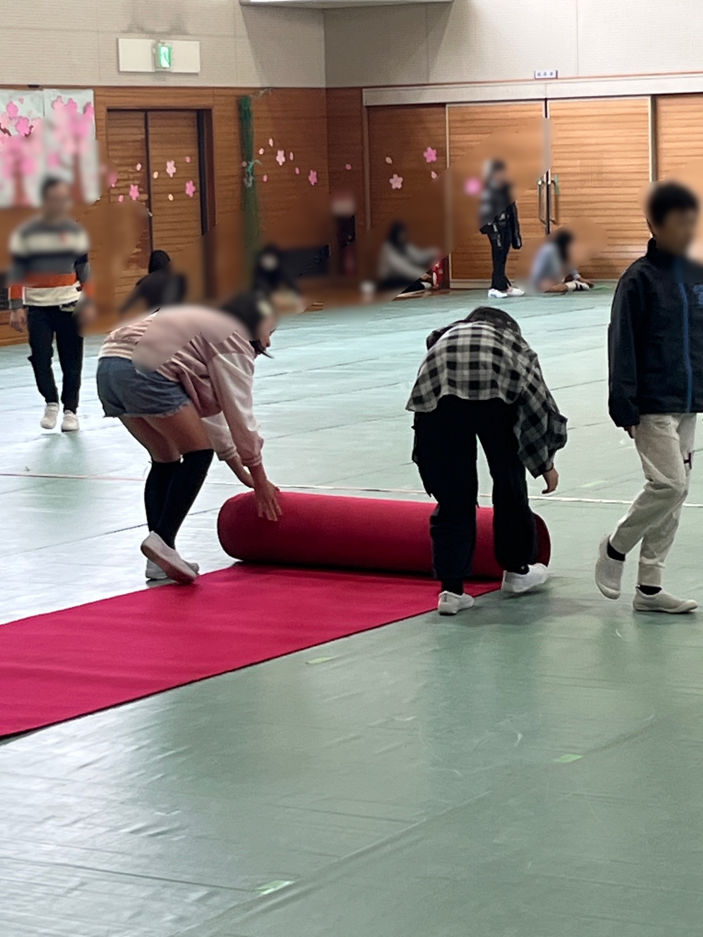 1年生が歩くレッドカーペットの準備です