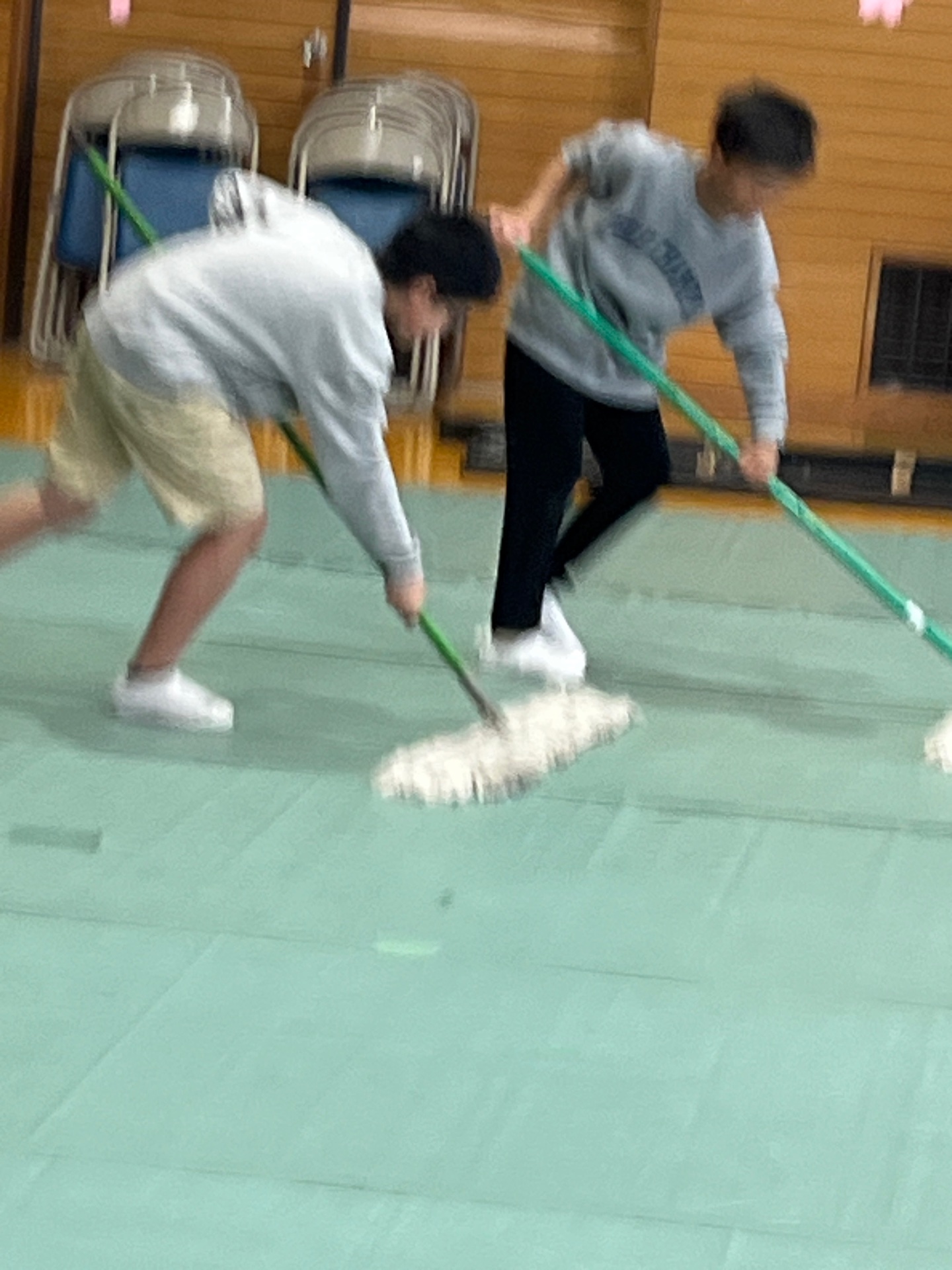 モップをかけて、シート上のごみをとります