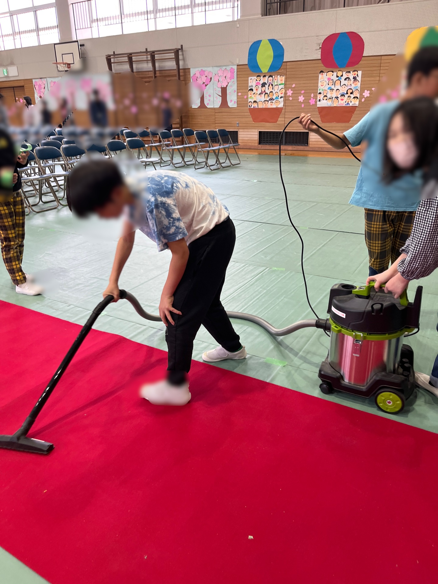 レッドカーペットは念入りに