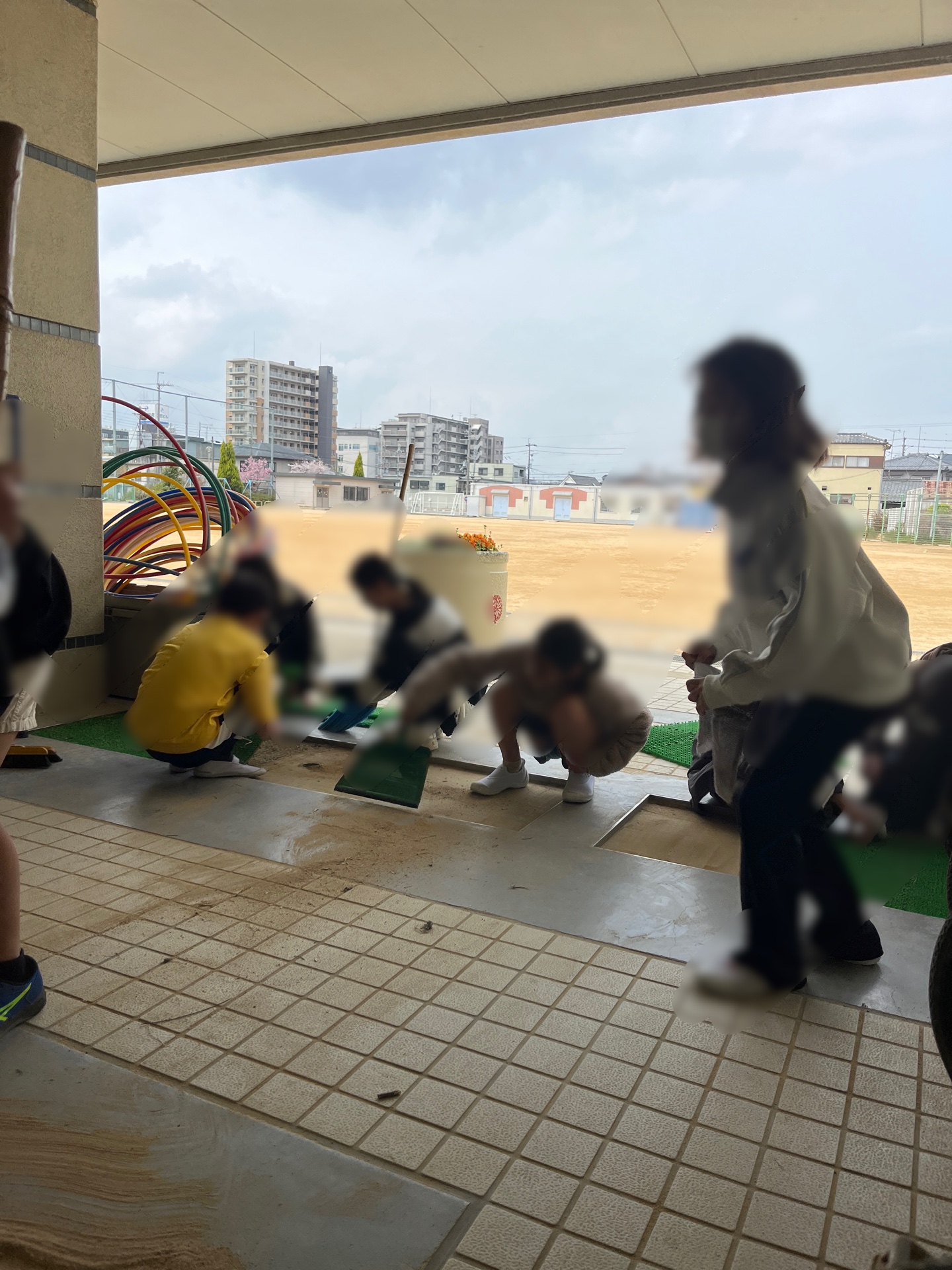 靴箱の清掃は、5年生担当