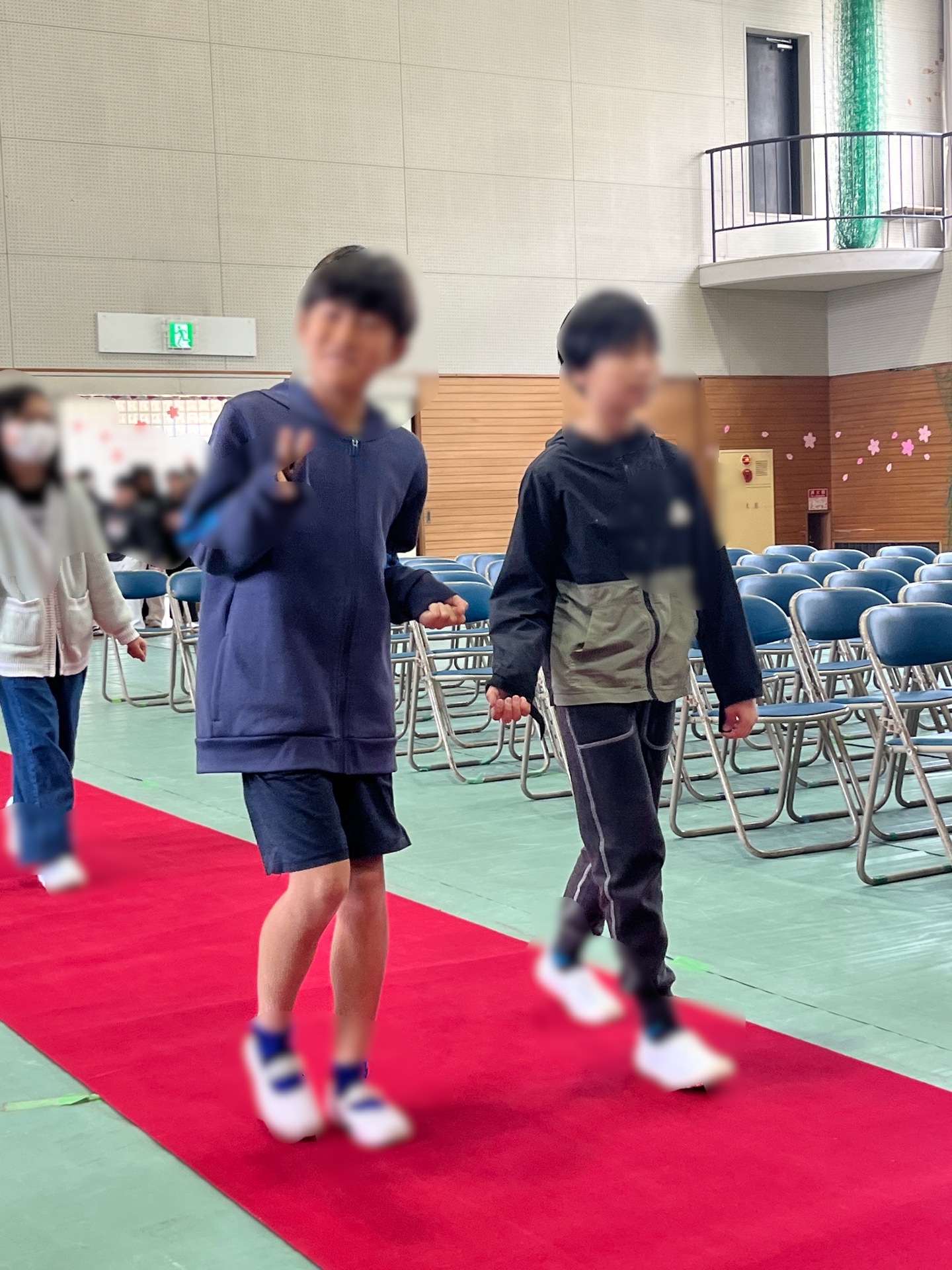 体育館に戻ると、1年生との入場をイメージしながら歩く6年生