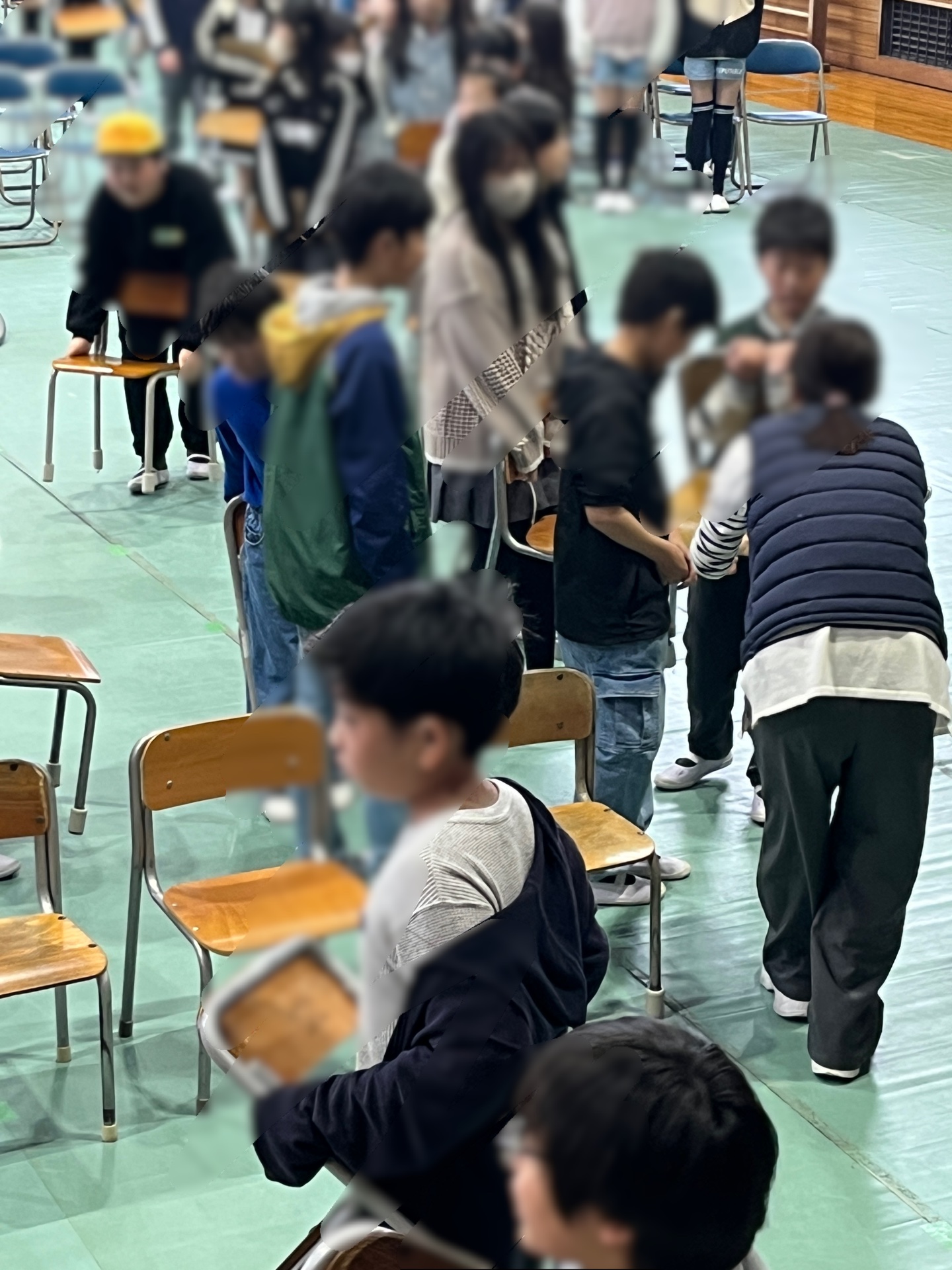 そうこうしていると、1年生が座る椅子を運び込む5年生