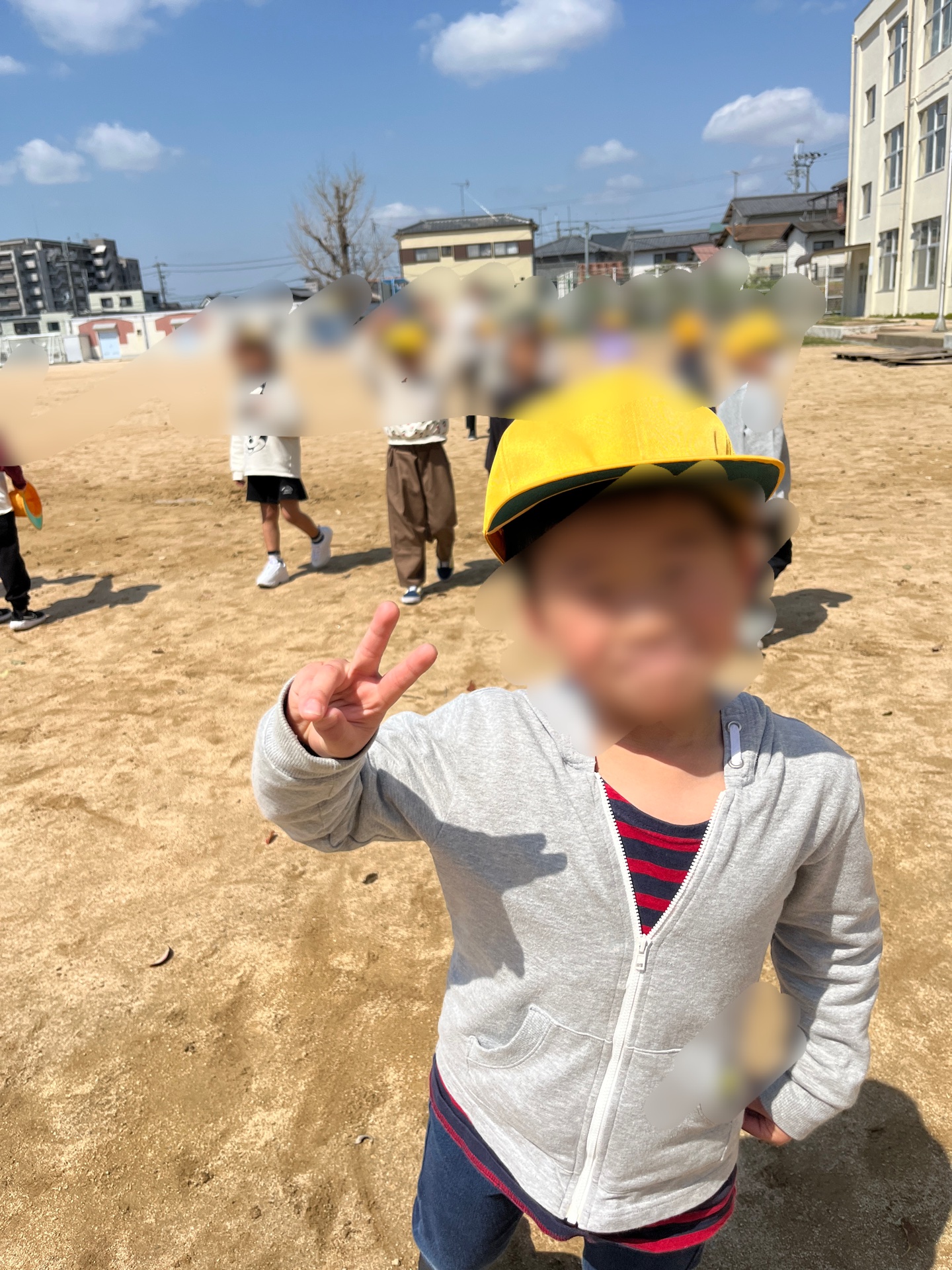 学校たのしいようって、ピースサイン