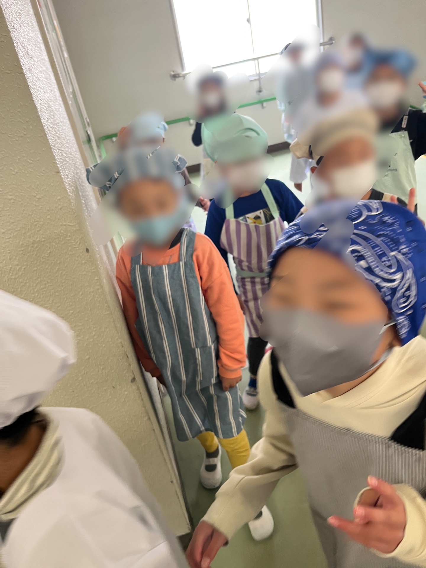 1階から階段を上がってくる給食当番です