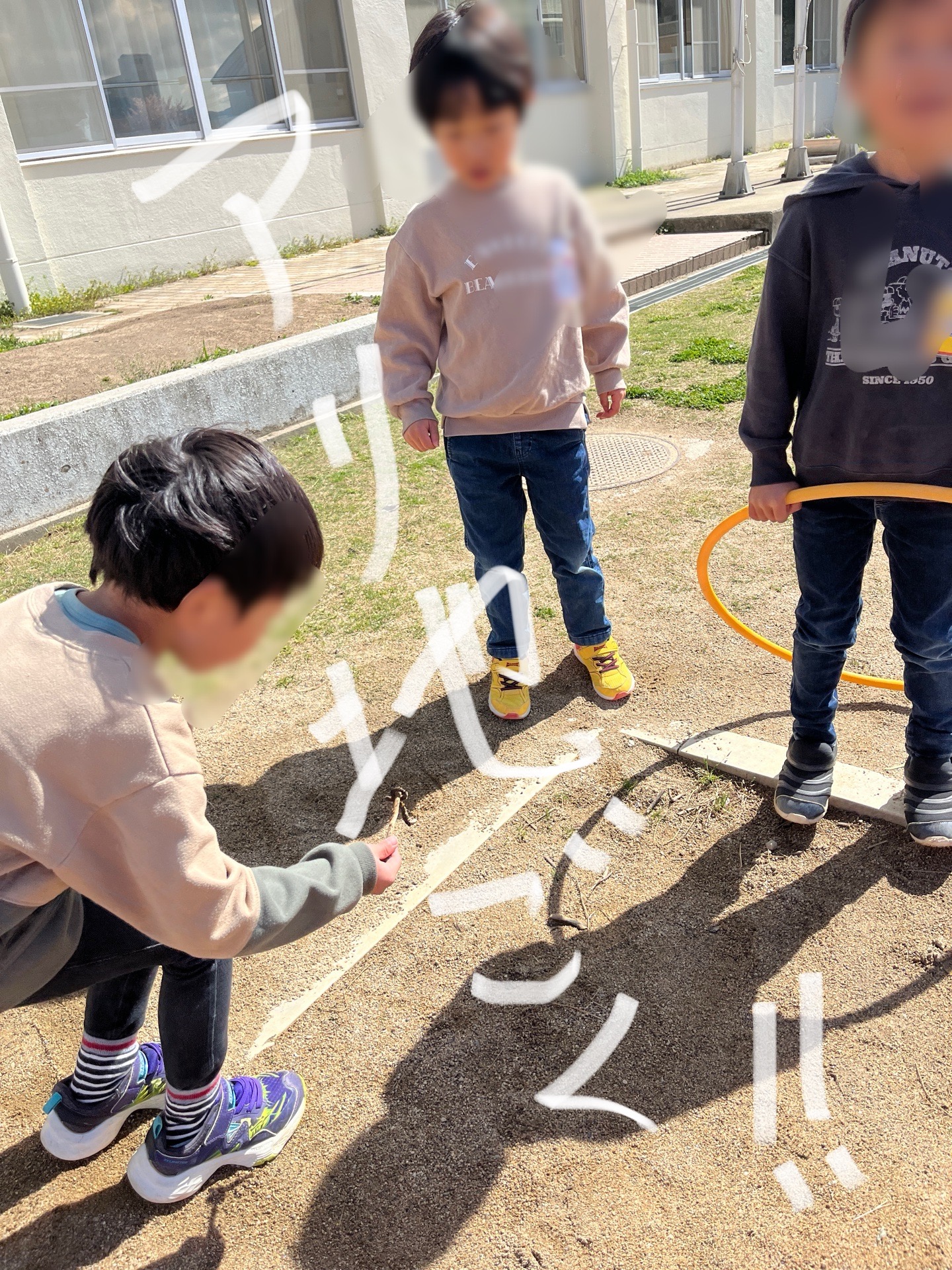 入学式で話したアリジゴクのことを覚えてくれてて、探したりしています