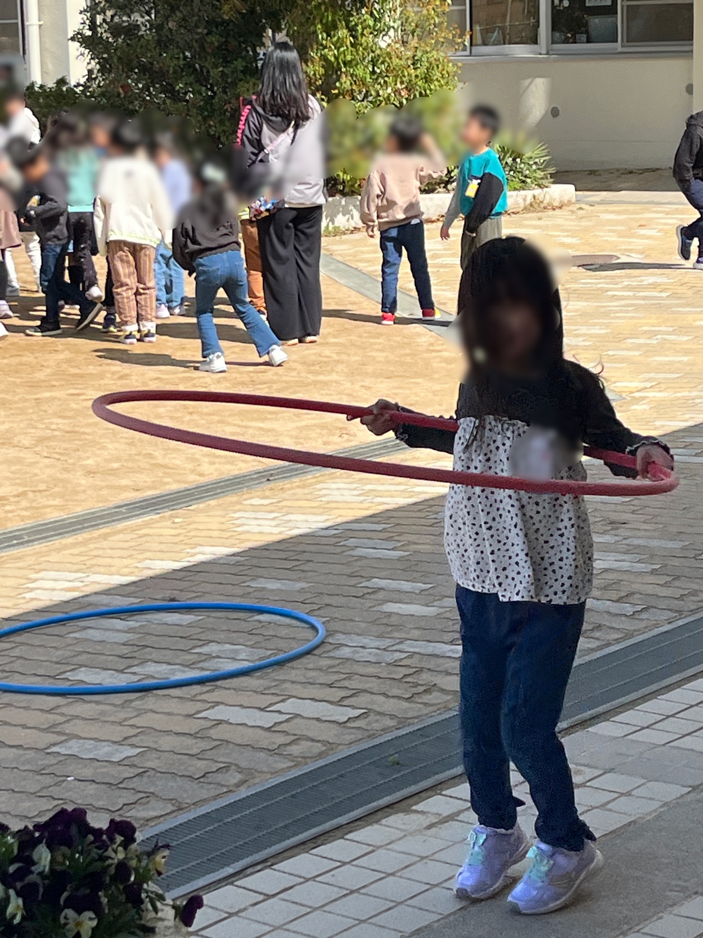 フープは、回転するだけじゃなく、縄とびのようにもできるんです