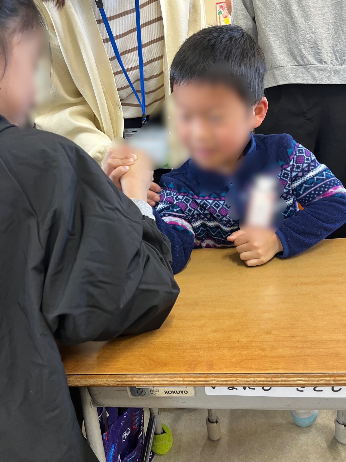 6年生に腕相撲挑むも、さすがに6年生です