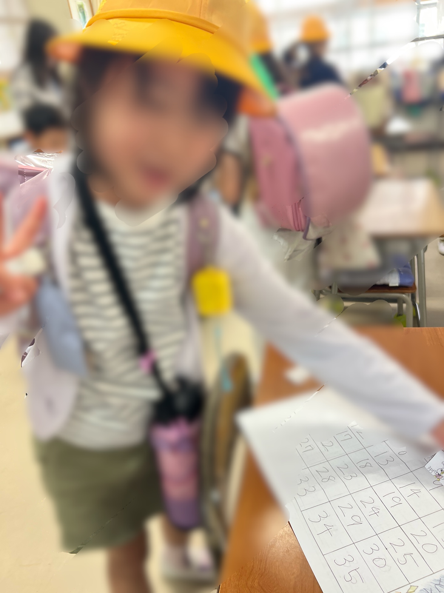 あいさつポイントを教室で貼ります