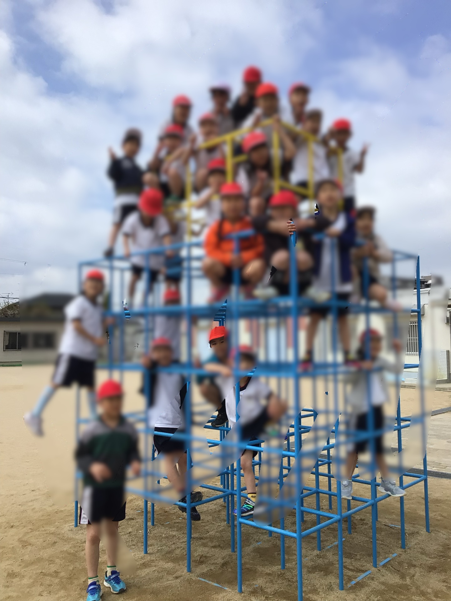 ジャングルジムでクラス写真