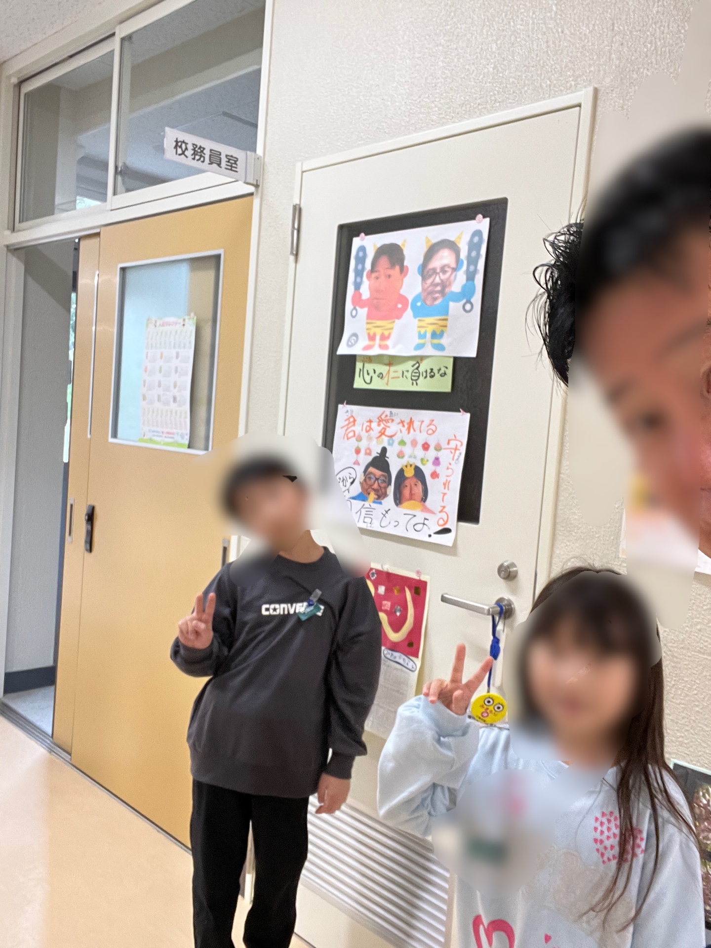 係仕事を確実に行うために、職員室前で手紙を確認