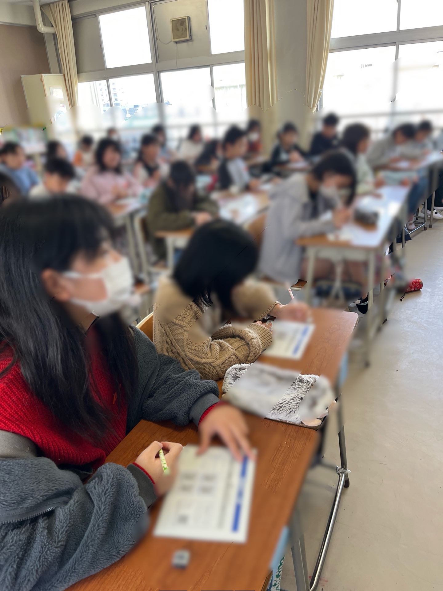 学力テストの説明をきく6年生