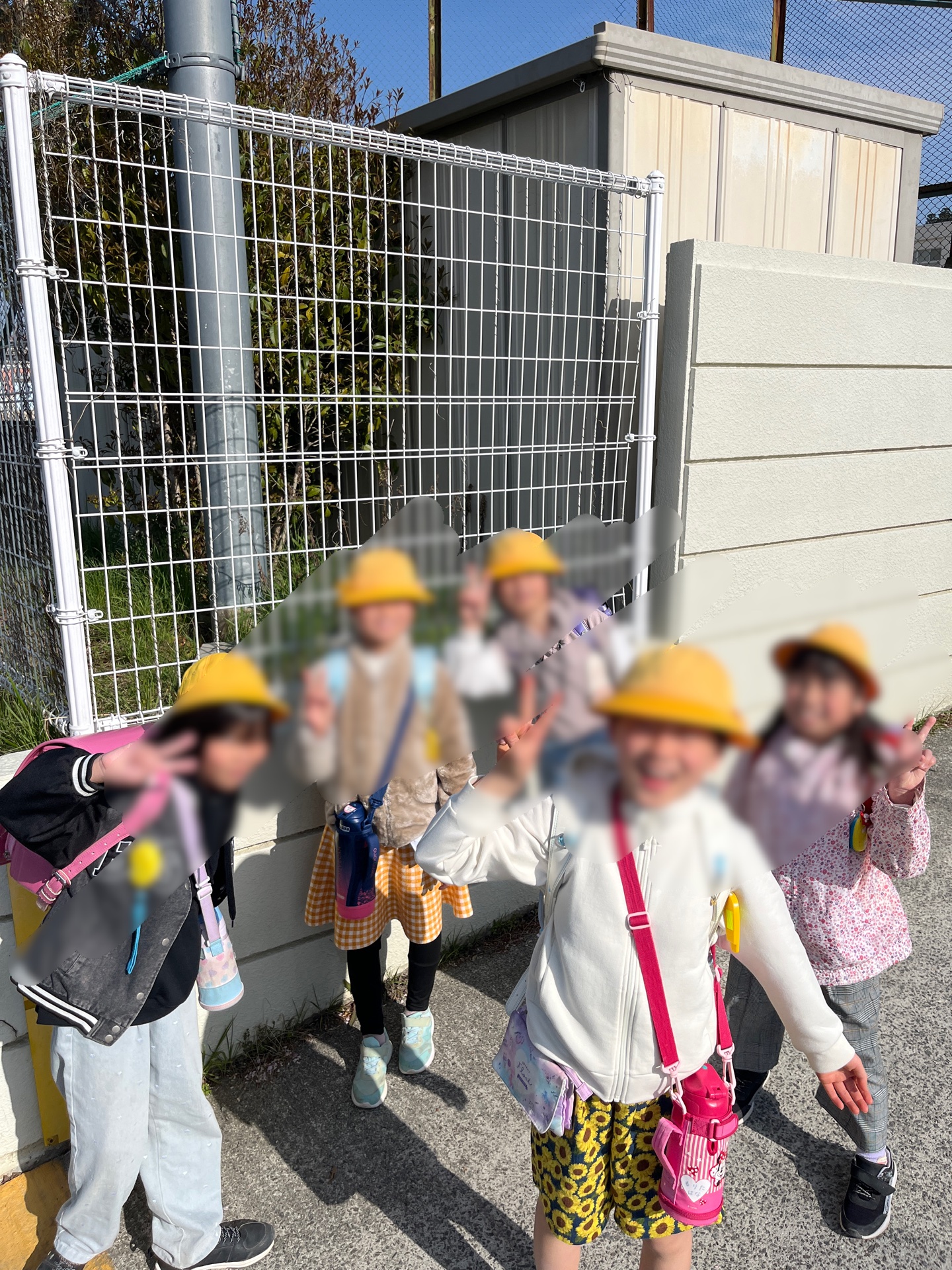 校門では、笑顔