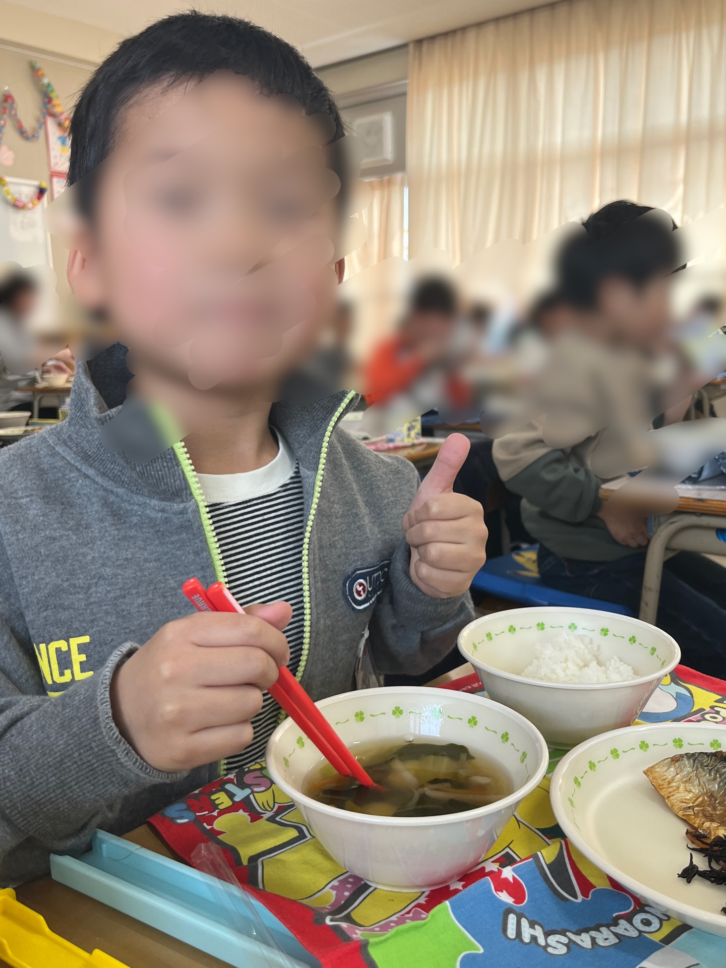 思わず、親指でおいしいを表現