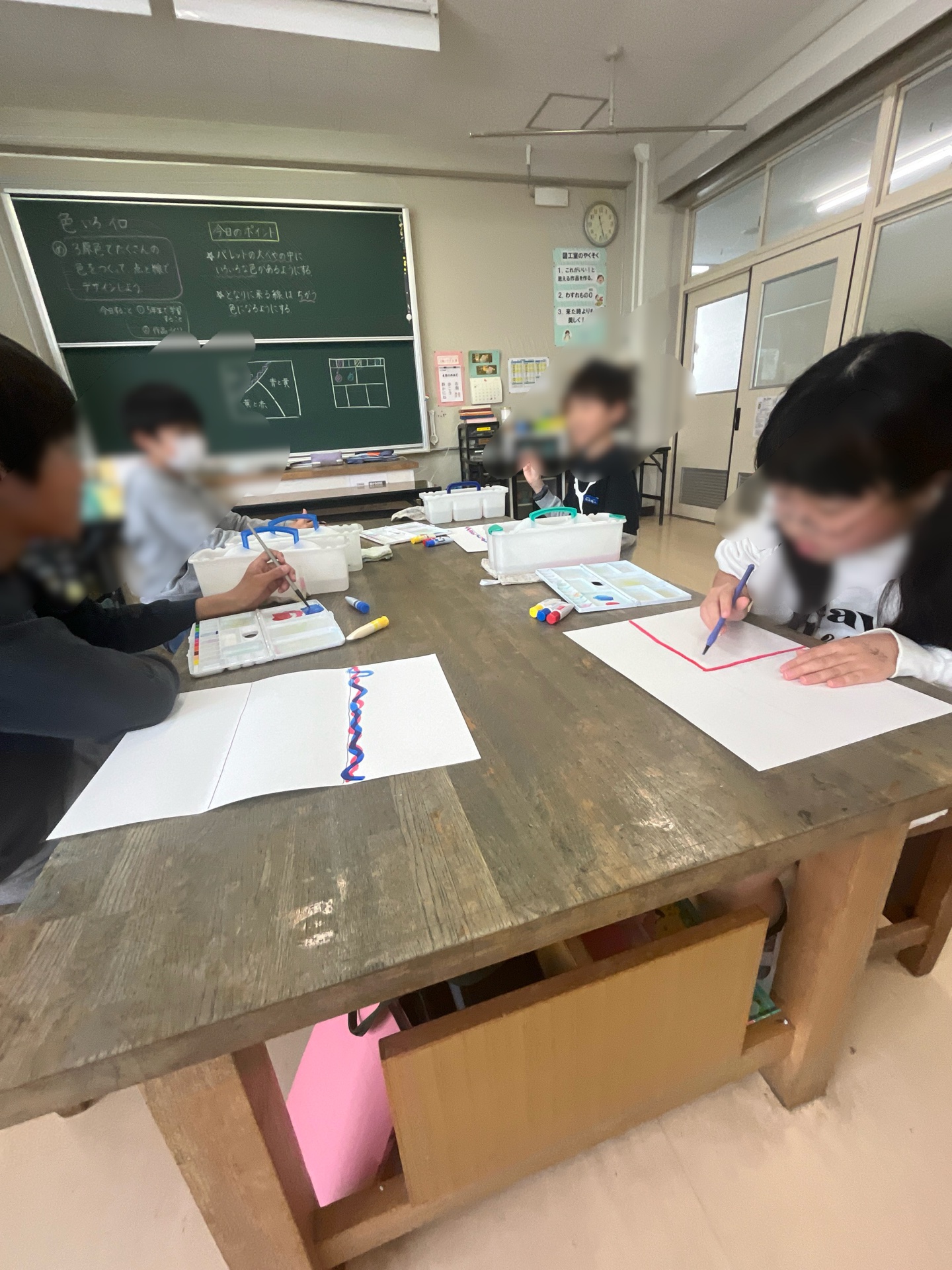 このあと、画用紙いっぱいに色をのせました