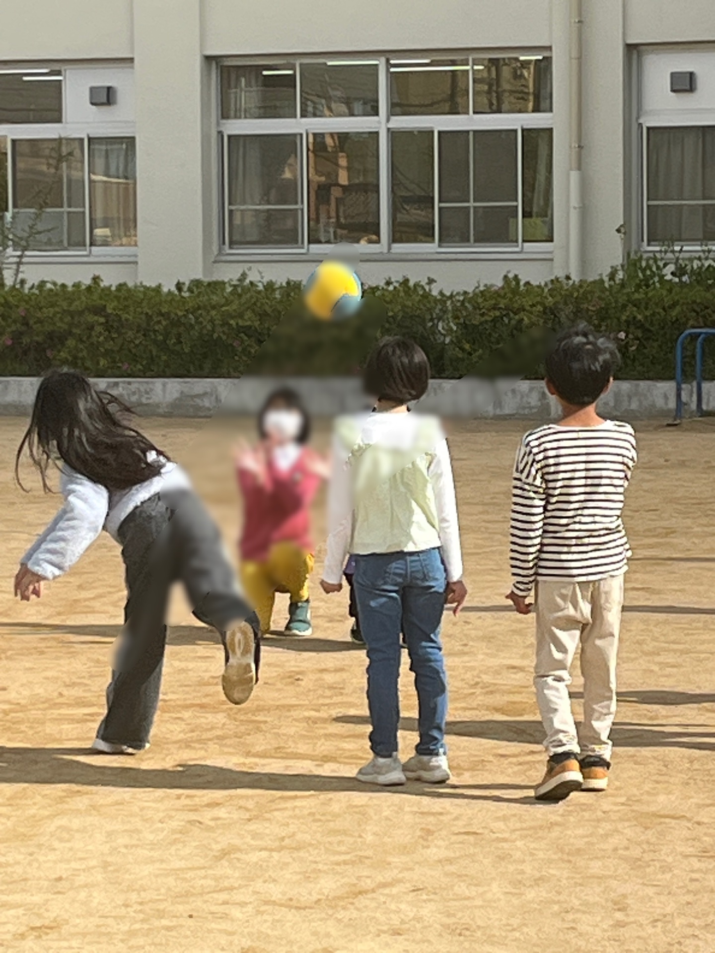 ボール投げに興じる