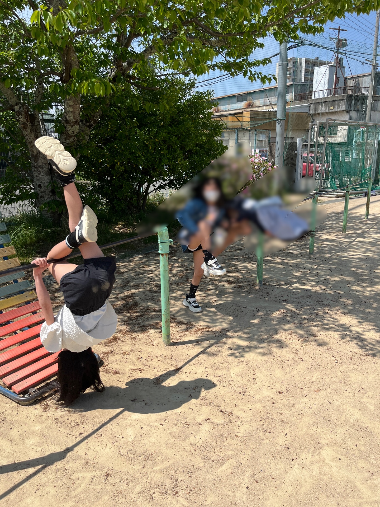 3人が一斉に鉄棒で回転