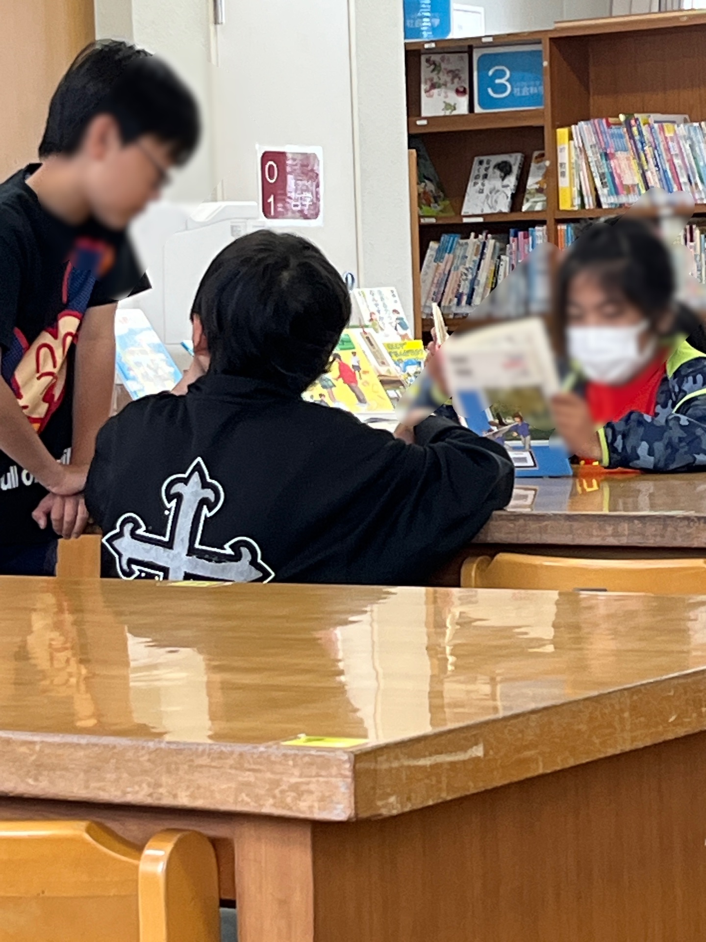 小声で語らいながら