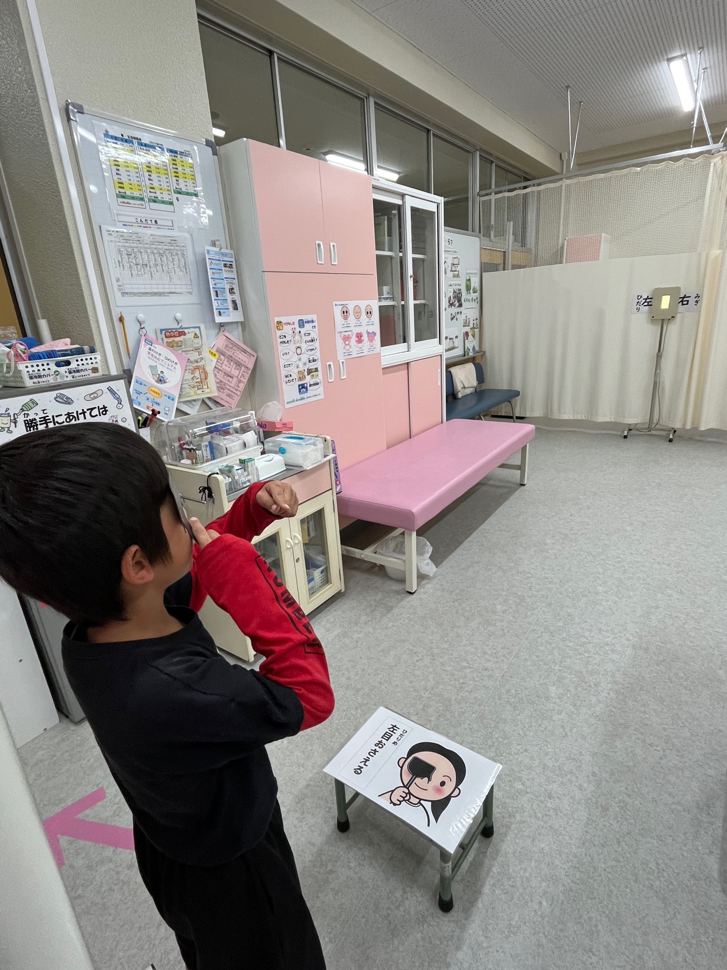 右を指しています