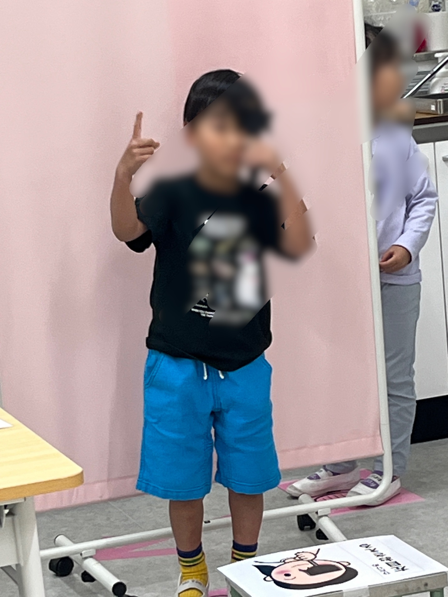 上を指しています