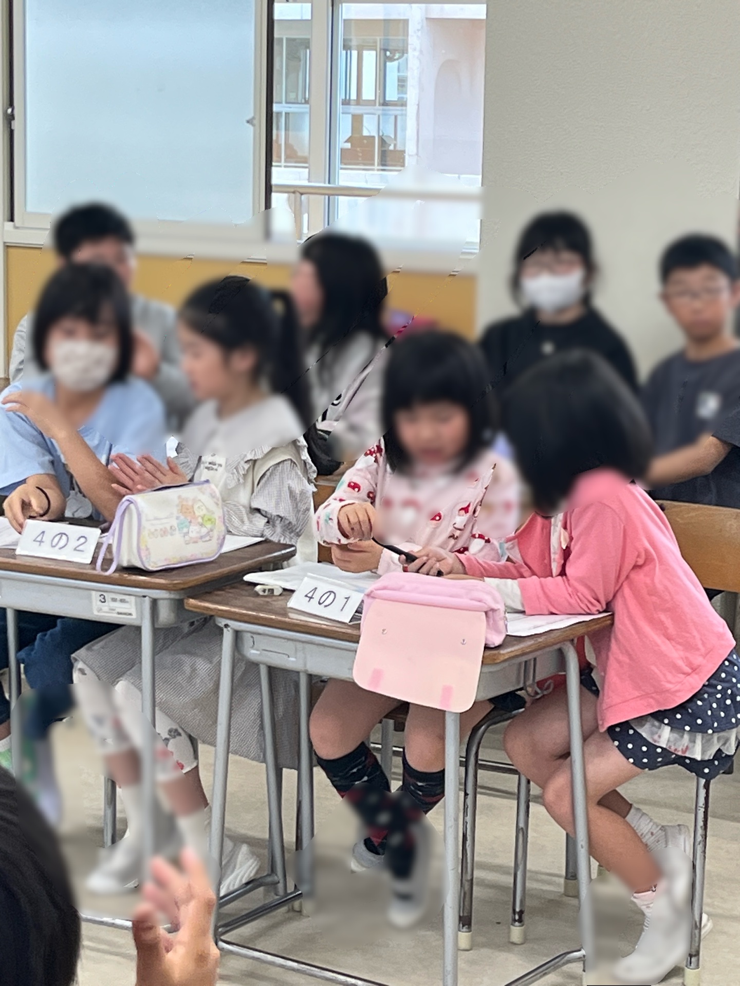 自分たちの考えを出し合いながら、意見を述べます