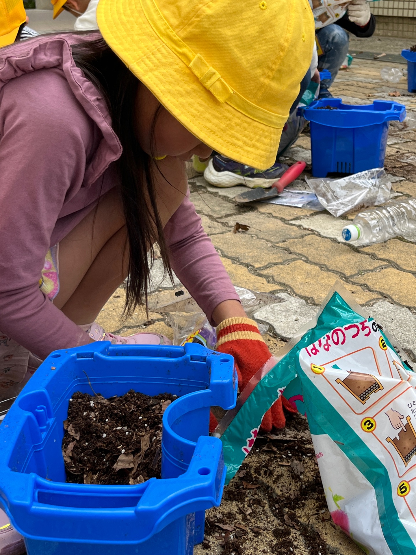 黙々と肥料を混ぜます