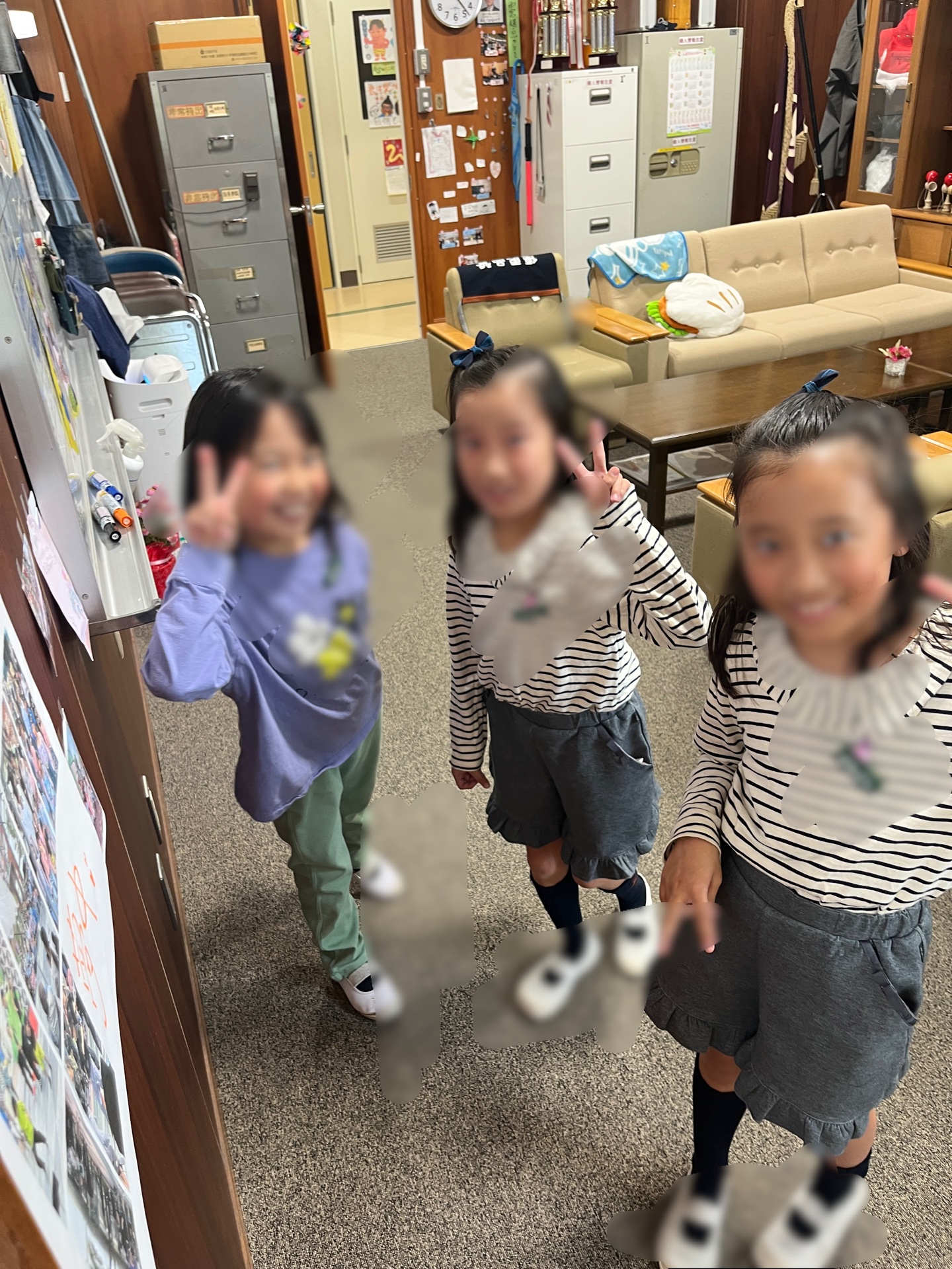 笑顔で、3人のピース