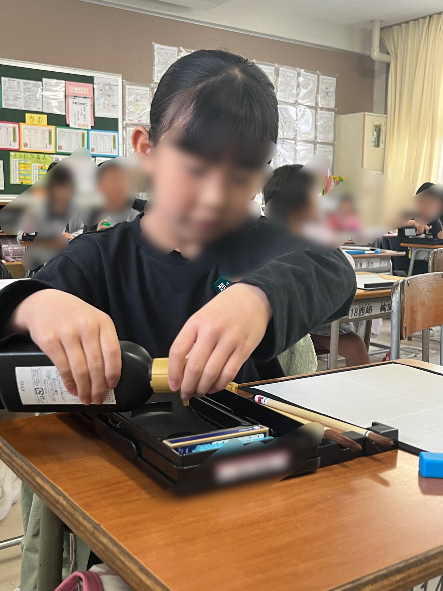 丁寧に墨を出します