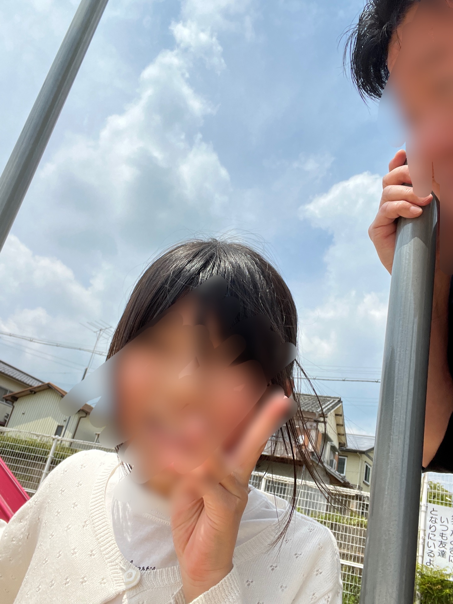 のぼり棒につかまって、一輪車練習