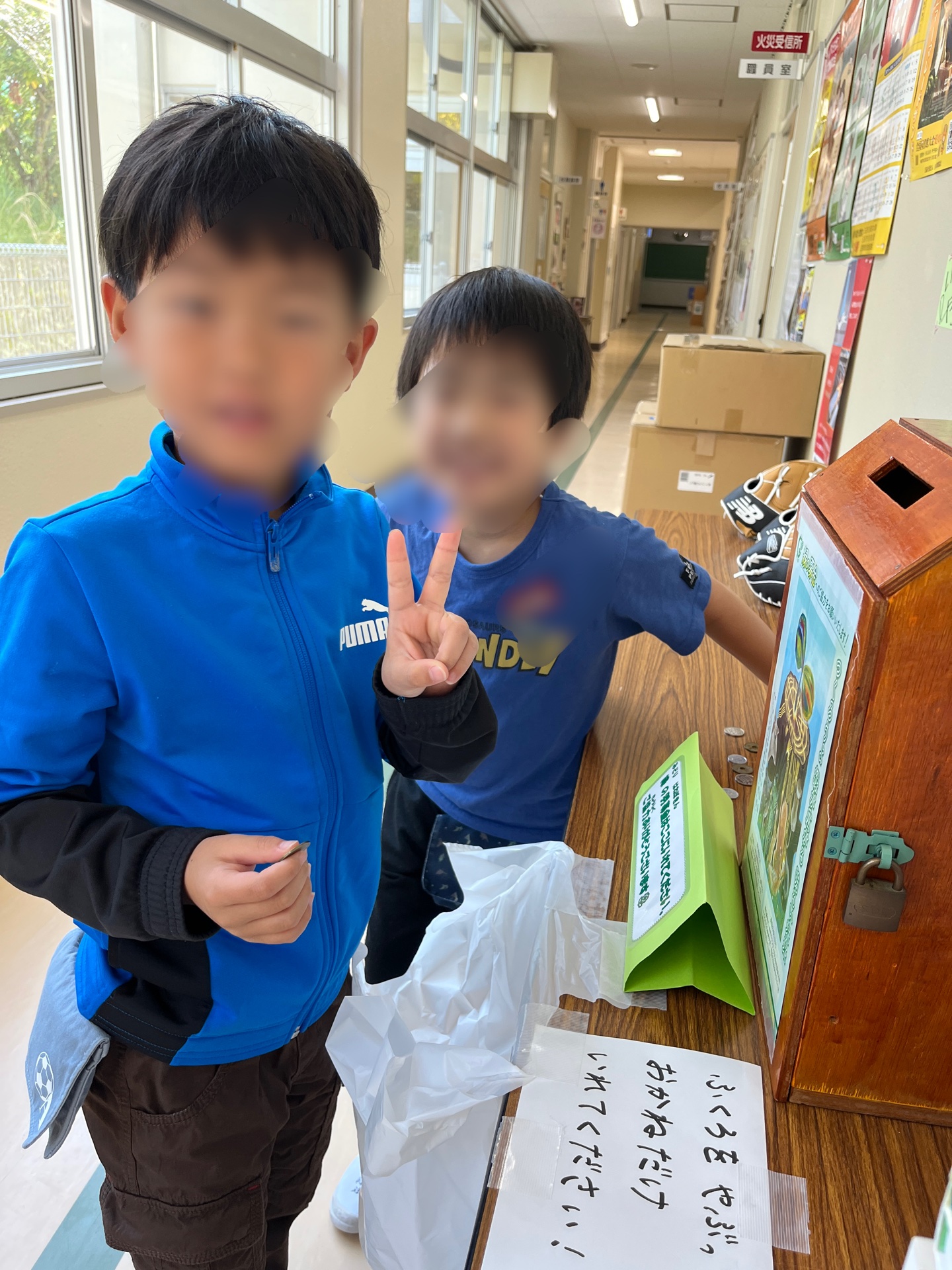 丁寧に封を開けて、入れていきます