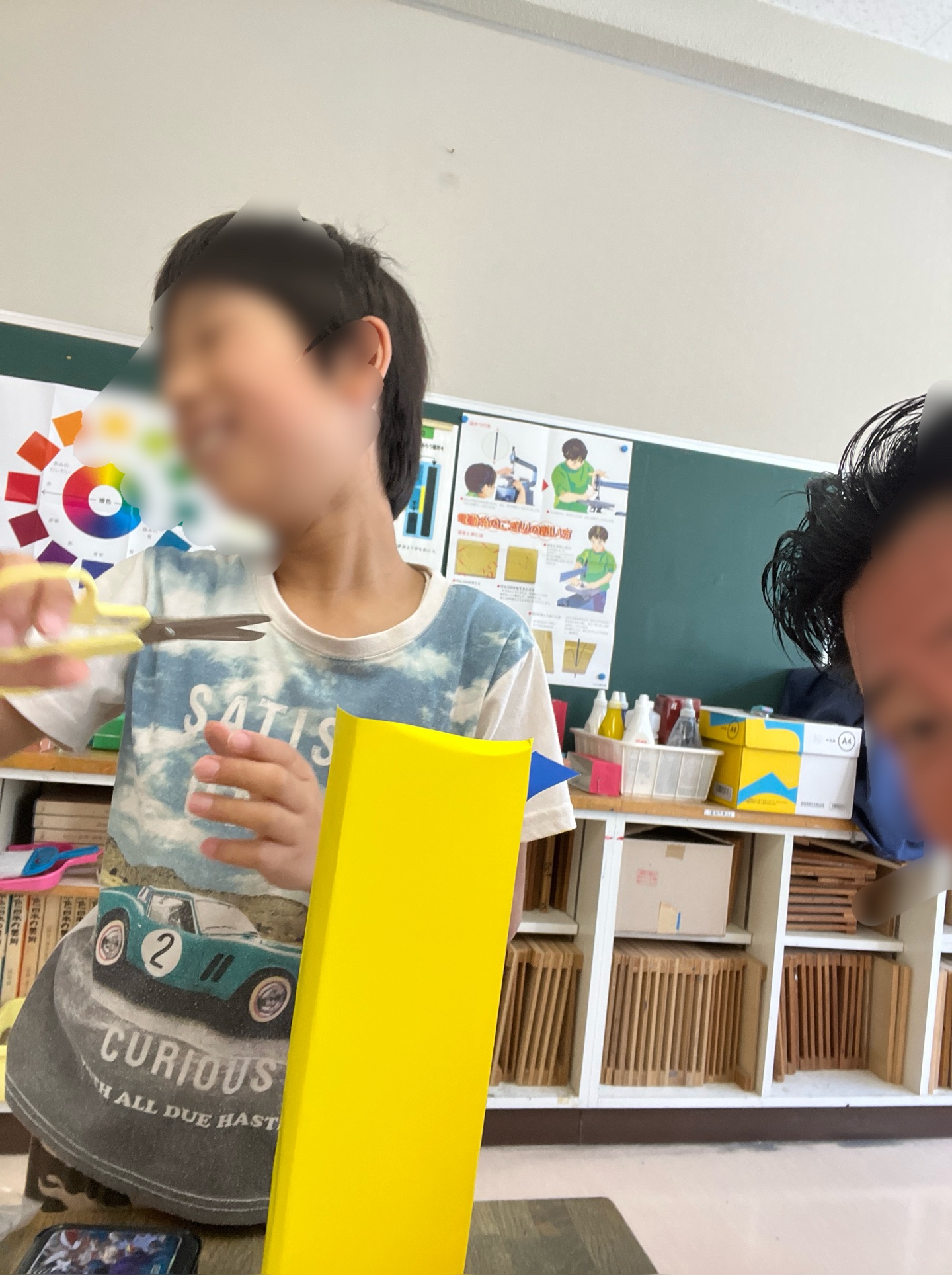 はさみを入れて、レールを作ります