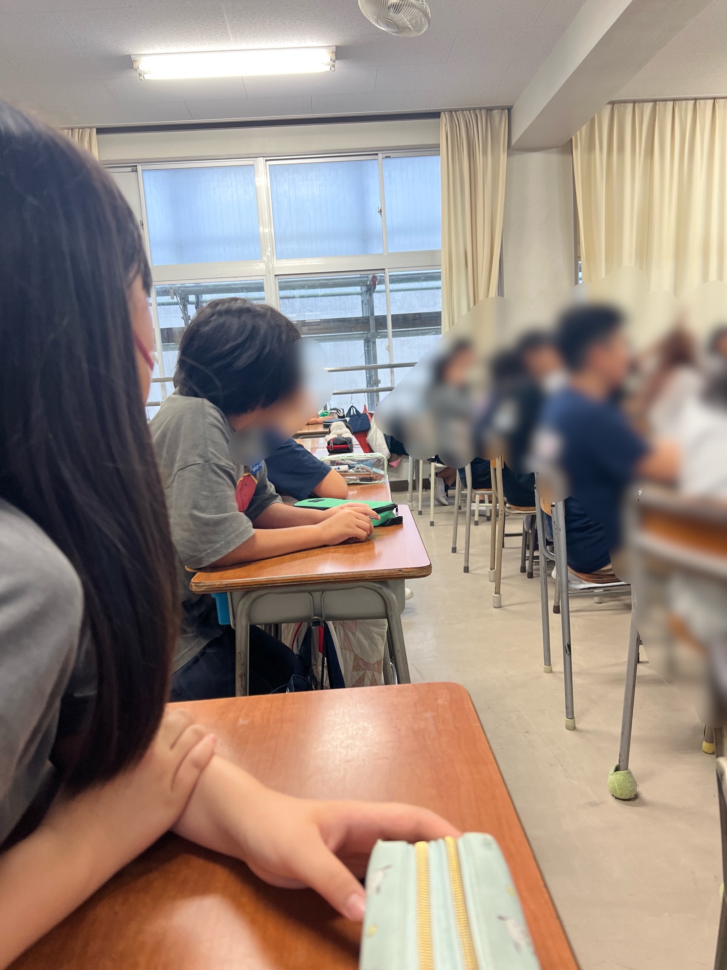 前のめりになりながら聞く6年生